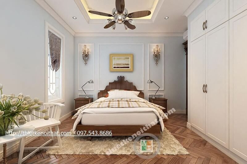 Phòng ngủ với nội thất gỗ tự nhiên và cách trang trí đèn, quạt tân cổ điển tạo cảm giác ấm cúng, sang trọng